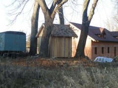 dřevěný přístřešek na místě původní kaple
