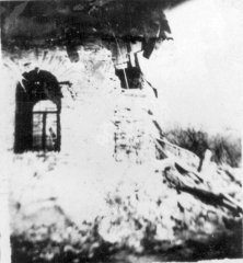 poškozený presbytář kaple