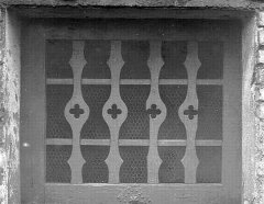 detail mřížky vstupních dveří