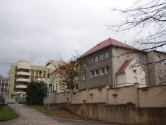pohled zezadu zprava - z nádvoří Mendelovy SŠ, vzadu Beskydské divadlo