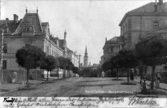 dobová pohlednice města s kaplí (v levé řadě domů)