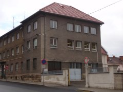 pohled zepředu zprava - z Divadelní ulice