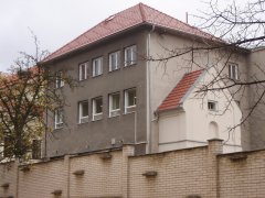 pohled zezadu zprava - z patra Mendelovy SŠ