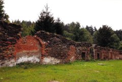 zbytky ohradní zdi ambitu