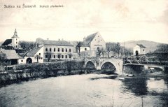 dobová pohlednice města s kaplí na mostě