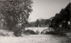 historické foto kaple na mostě (vlevo od středu)