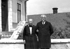 kazatel Willhelm A. Schulz s manželkou (před vchodem do bytu sousedícího s modlitebnou); kazatel zemřel 29.10.1945, pohřben byl 2.11.1945 a jednalo se o poslední pohřeb na hřbitově sboru Jednoty bratrské