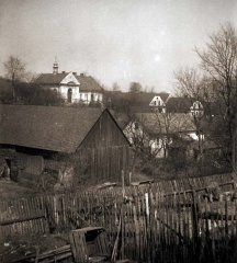 historické foto modlitebny (v pozadí)