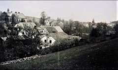 historické foto vsi s modlitebnou (vlevo nahoře)