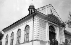kazatel Willhelm A. Schulz s manželkou před modlitebnou