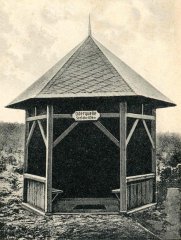 starší foto besídky nad pramenem - detail