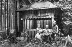 čtyřstranný přístřešek nad pramenem