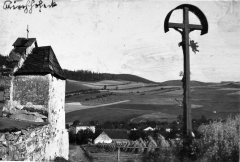 historické foto kapličky (na protější stráni, vpravo od kříže)