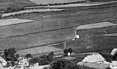 historické foto kaple (dále od vsi)