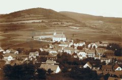 historické foto kapličky (vpravo v kroužku)