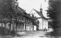 historické foto kaple (mezi domem a kostelem)