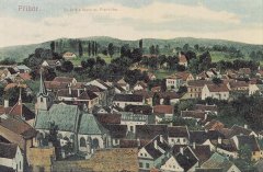 historické foto města s kaplí (vlevo od kostela, se sanktusníkem)