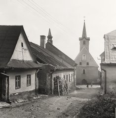 starší foto kaple (vlevo od kostela, se sanktusníkem)