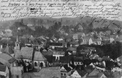 historické foto města s kaplí (vlevo od kostela, se sanktusníkem)