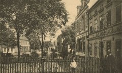 historické foto kaple na původním místě (v pozadí)
