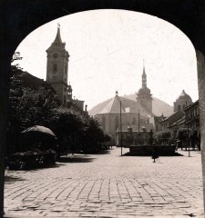 historické foto části města se zvonicí (v pozadí vpravo)