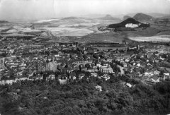 celkový pohled na starý Most s děkanským kostelem a zvonicí