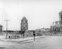historické foto demolovaného města se zvonicí