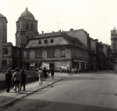 historické foto části města se zvonicí