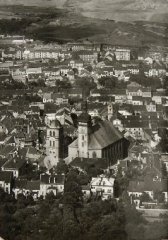 historické foto původního města se zvonicí