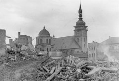 historické foto trosek města se zvonicí