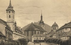 historické foto části města se zvonicí