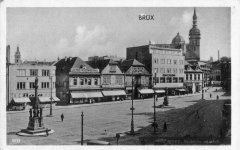 dobová pohlednice starého Mostu se zvonicí v pozadí