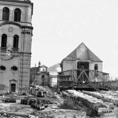 zvonice určená k demolici - vlevo