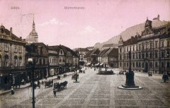dobová pohlednice města se zvonicí (za domy)