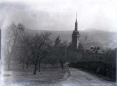 historické foto zvonice (vlevo od kostela Nanebevzetí Panny Marie)