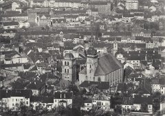 historické foto města se zvonicí