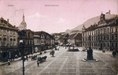 dobová pohlednice města se zvonicí (v pozadí)