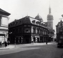 historické foto části města se zvonicí