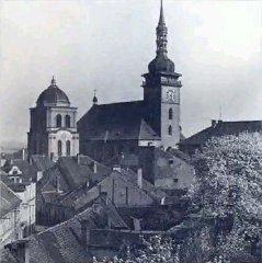 historické foto města se zvonicí