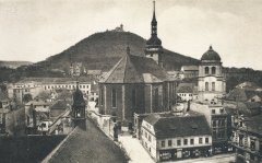 dobová pohlednice města se zvonicí