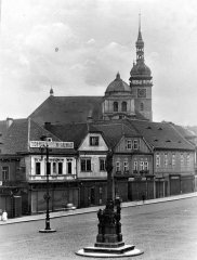 pohled na kostel a zvonici v původním městě