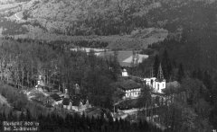 celkový pohled na poutní areál (levá z dvojice kaplí stojících nad budovou vlevo od středu)
