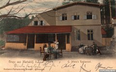 kaple na dobové pohlednici (vpravo za hostincem)