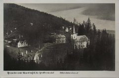 celkový pohled na poutní areál (prostřední kaple z trojice kaplí vlevo od kostelní věže)