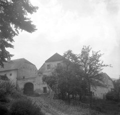 starší foto kaple (zcela vlevo)