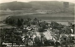 historické foto města s kaplí (v pozadí na kopci vpravo u šipky)