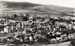 historické foto města s kaplí (v pozadí na kopci u šipky)