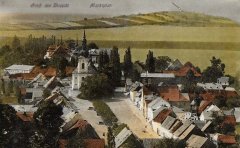 historické foto města s kaplí (v pozadí na kopci, u šipky)
