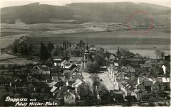 historické foto města s kapli (na kopci v kroužku)