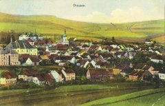 historické foto města s kaplí (v pozadí na kopci, u šipky)